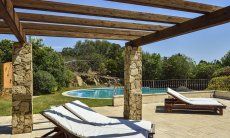 Villa Torretta Chia | Gartenliegen mit Pool im Hintergrund Gartenliegen mit Pool im Hintergrund