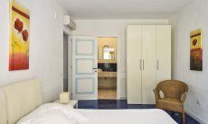 Villa Torretta Chia | Schlafzimmer 2 mit Doppelbett und Ensuite-Badezimmer Schlafzimmer 3 mit Doppelbett und Ensuite-Badezimmer