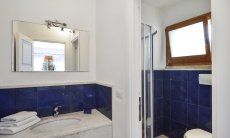 Villa Torretta Chia | Ensuite Bad vom Schlafzimmer 2 mit Dusche Badezimmer 4 mit Dusche