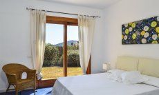 Villa Torretta Chia | Schlafzimmer 1 mit Doppelbett und Gartenzugang Schlafzimmer 1 mit Doppelbett und Gartenzugang