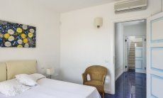 Villa Torretta Chia | Schlafzimmer 1 mit Blick in den Flur und ensuite Bad Schlafzimmer 1 mit Blick in den Flur