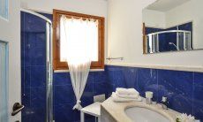 Villa Torretta Chia | Ensuite Bad vom Schlafzimmer 1 mit Dusche Badezimmer 3 mit Dusche und Tageslicht