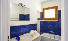 Villa Torretta Chia | Badezimmer 3 mit Badewanne Badezimmer 1 mit Badewanne