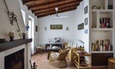 Villa Ibiscus | Wohnbereich mit Sofaecke, Kamin und Bücherregal Wohnbereich mit Sofaecke, Kamin und Bücherregal
