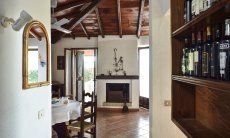 Villa Ibiscus | Wohnbereich mit Esstisch und Innenkamin Wohnbereich mit Esstisch und Innenkamin