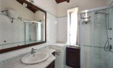 Villa Ibiscus | Badezimmer 1 mit Dusche und Waschmaschine Badezimmer 1 mit Dusche und Waschmaschine