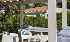 Villa Graziano | Wohnliche Terrasse mit gemütlichen Sitzmöbeln und Liegemöglichkeiten Neu