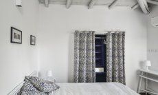Villa Graziano | Schlafzimmer 1 mit Wandschrank Schlafzimmer 1 mit heller Holzdecke