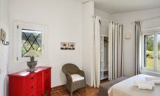 Li Conchi 36 | Schlafzimmer 1 mit Kommode, Schrank und Blick ins Grüne Schlafzimmer 1
