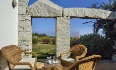 Li Conchi 36 | Terrasse mit Aussensofa und Blick ins Grüne N° 36