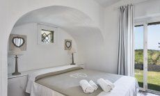 Li Conchi 38 | Schlafzimmer 1 mit Doppelbett und großem Fenster Schlafzimmer 1