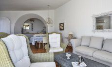 Li Conchi 38 | Wohnzimmer mit Sofaecke, Esstisch und Blick in die Küche Wohnzimmer