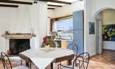 Villa La Viola | Wohnbereich mit Esstisch, Kamin und Küche Wohnbereich mit Esstisch, Kamin und Küche