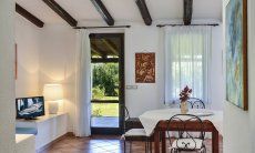 Villa La Viola | Wohnzimmer mit Terrassentür zum Garten New picture