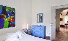 Villa La Viola | Schlafzimmer 1 mit Blick in den Flur Schlafzimmer 1 mit Blick in den Flur