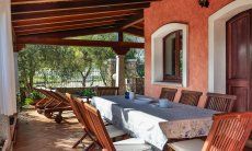 Villa Le Ginestre 1 | Überdachter Essbereich auf de Terrasse Überdachter Essbereich auf de Terrasse
