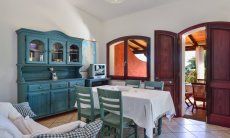 Villa Le Ginestre 1 | Wohnzimmer oben mit Esstisch, Sofa und Terrassenzugang Wohnzimmer oben mit Esstisch, Sofa und Terrassenzugang