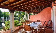Villa Le Ginestre 2 | Überdachte Terrasse mit Esstisch im Freien Überdachte Terrasse mit Esstisch im Freien