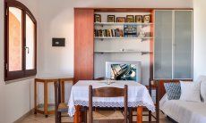 Villa Le Ginestre 2 | Wohnzimmer mit Esstisch, Sofa und Wandschrank im Obergeschoß Wohnzimmer mit Esstisch, Sofa und Wandschrank im Obergeschoß