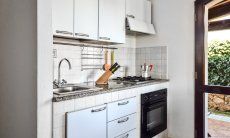 Villa Le Ginestre 2 | Küchenzeile mit Ofen und Gasherd im Obergeschoß Küchenzeile mit Ofen und Gasherd im Obergeschoß