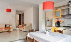 Villa Le Ginestre 2 | Wohnküche unten mit Esstisch und Blick in den Wohnbereich Wohnküche unten mit Esstisch und Blick in den Wohnbereich