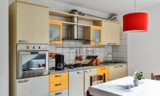 Villa Le Ginestre 2 | Küchenzeile im Untergeschoß mit Backofen, Gasherd, Abzugshaube und Spüle Küchenzeile im Untergeschoß mit Backofen, Gasherd, Abzugshaube und Spüle