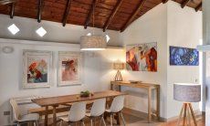 Villetta Quattro | Heller und moderner Essbereich mit großem Tisch Heller und moderner Essbereich mit großem Tisch