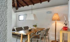 Villetta 3 | Holzbalkendecke im Wohnbereich und gemütliche Beleuchtung am Eßtisch Moderner Esstisch im Essbereich der Villa