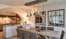 Apartment Orchidea-A | Küche und Essbereich sind durch eine Bar getrennt Küche und Essbereich sind durch eine Bar getrennt