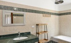Apartment Orchidea-A | Großräumiges Badezimmer mit Badewanne Großräumiges Badezimmer mit Badewanne