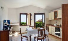 Apartment Silvia Alta | Wohnraum mit Küche und Kamin Wohnraum mit Küche und Kamin