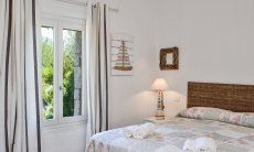 Li Conchi 4 | Schlafzimmer 1 mit Doppelbett und Blick in den Garten Schlafen