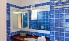 Li Conchi 4 | Bad 1 mit Waschtisch, WC und Dusche Bad 1