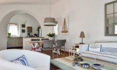 Li Conchi 4 | Sofa, Esstisch und Küche im Hintergrund Sofa, Esstisch und Küche im Hintergrund