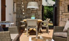 Li Conchi 5 | Die gut ausgestatteteTerrasse wird im Sommer zum Wohnzimmer im Freien Veranda Li Conchi 5 mit Esstisch und Aussensofa