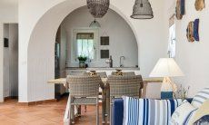 Li Conchi 5 | Wohnzimmer mit Esstisch und Küche im Hintergrund Wohnzimmer mit Küche im Hintergrund