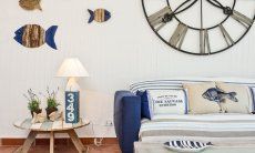 Li Conchi 5 | Große Wanduhr über dem mediterranen Sofa Wohnzimmer