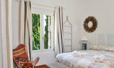 Li Conchi 5 | Schlafzimmer 1 mit Doppelbett und Gartenfenster Schlafzimmer