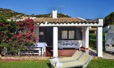 Villa Chiara | Blick auf die überdachte Terrasse mit Lounge-Sofa Villa Chiara
