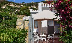 Villa Chiara | Eingang mit Terrasse und Gartenmöbeln Pavillon mit Sitzecke
