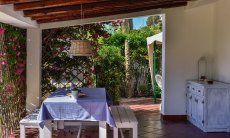Villa Chiara | Überdachte Terrasse mit Esstisch Überdachte Terrasse mit Esstisch