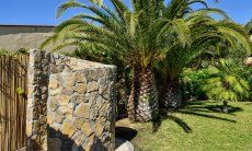 Villa Chiara | Gemauerte Aussendusche im Garten Gemauerte Aussendusche im Garten