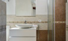 Villa Chiara | Modernes Duschbad 1 mit ebenerdiger Glasdusche Modernes Duschbad 1 mit ebenerdiger Glasdusche