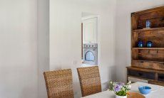 Villa Chiara | Gemütliche Essecke vor der Küche Esstisch, Detail
