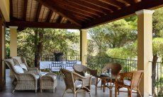 Villa Le Poiane | Großräumige Terrasse mit überdachtem Essbereich Großräumige Terrasse mit überdachtem Essbereich
