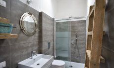 Modernes Badezimmer 1 mit Glasdusche 