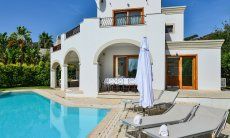 Villa del Campo | Blick auf das Haus und den überdachten Essbereich Blick auf das Haus und den überdachten Essbereich