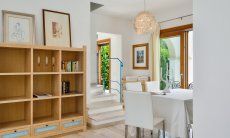 Villa del Campo | Essbereich mit viel Stauraum und Blick auf die Treppe in den oberen Bereich Essbereich mit viel Stauraum und Blick auf die Treppe in den oberen Bereich