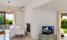 Villa del Campo | Essbereich und Wohnzimmer mit Blick in den Garten Essbereich und Wohnzimmer mit Blick in den Garten