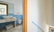 Villa del Campo | Bad im ersten Stock mit Treppe ins Erdgeschoß Bad im Erdgeschoß (mit Dusche)